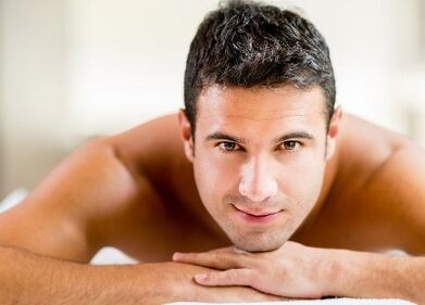 Un home aumentou o seu pene mediante masaxes